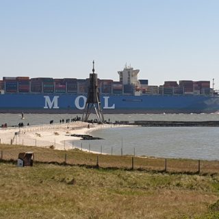 Kugelbake mit Containerschiff